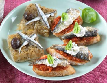 Toasts sardines, tomates confites, chantilly au basilic